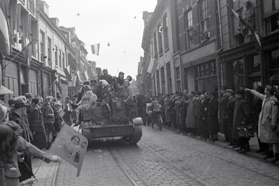 853110 Afbeelding van de intocht van de geallieerden, in de Voorstraat te Utrecht.